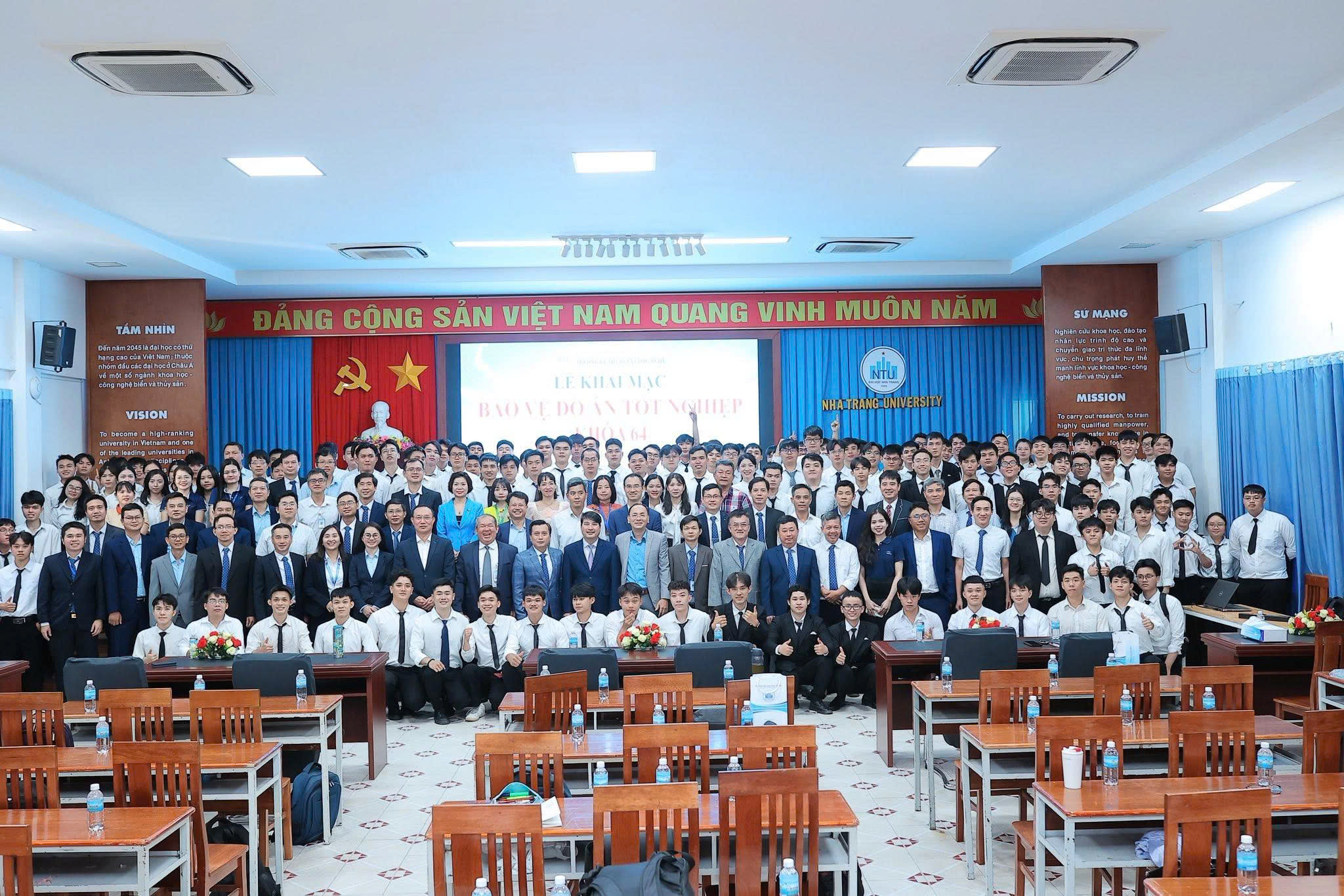 hung-lam-tham-du-bao-ve-khoa-luan-khoa-64-khoa-xay-dung-dai-hoc-nha-trang
